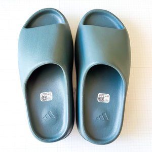 NWT men's adidas Yeezy Slides, Size 10
